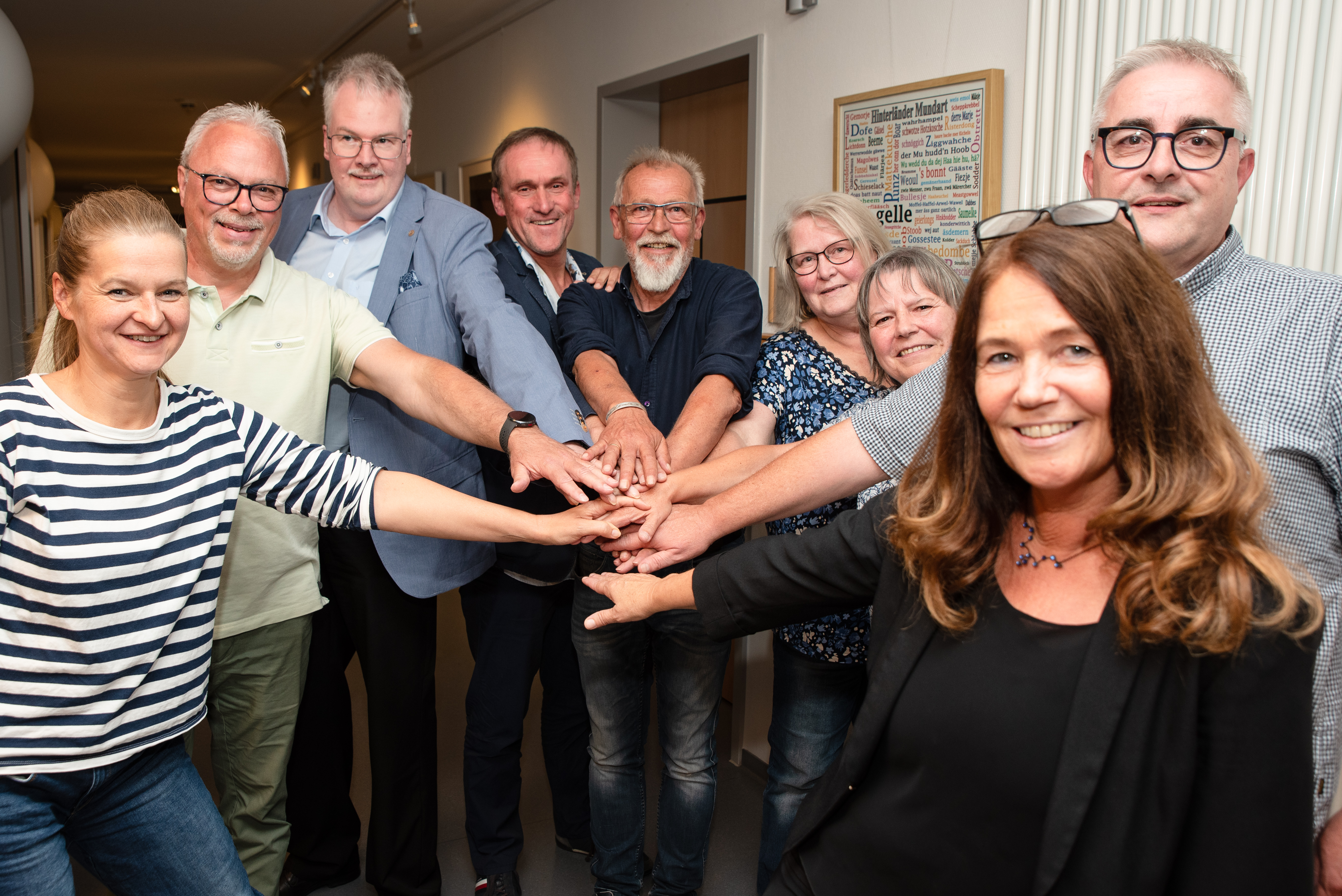 Foto der Vorstandsmitglieder, die ihre Hände aufeinander gelegt haben